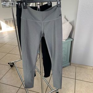 2 pairs of Oakley leggings bundle